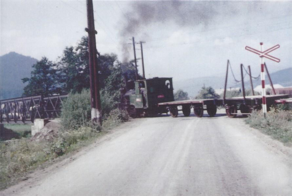 Stará fotografia Mníšek nad Hnilcom a parná lokomotíva U35.104 Anička