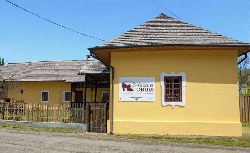 Dom služobníctva so stodolou v Kluknave – MÚZEUM OBUVI