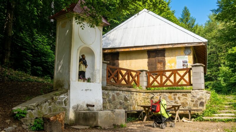 Kamenná chata pri prameni sv. Anny