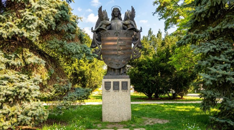 Socha anjela s erbom mesta Košice