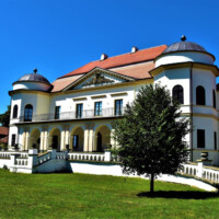 Barokovo-klasicistický kaštieľ rodu Stáraj (Sztáray) v Michalovciach Barokovo-klasicistický kaštieľ rodu Stáraj (Sztáray) v Michalovciach