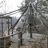 Banský gápeľ, fotograf: Lukáč Peter, CC BY-SA 4.0 <https://creativecommons.org/licenses/by-sa/4.0>, via Wikimedia Commons Náučny chodník na Železnej ceste – Čučma