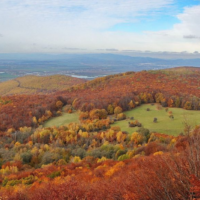 Pohľad na Vlašskú lúku zo Skárošskej vyhliadky , Zdroj foto: Muro Miron Jesensky (www.eastern-slovakia.com) Pohľad na Vlašskú lúku zo Skárošskej vyhliadky , Zdroj foto: Muro Miron Jesensky (www.eastern-slovakia.com)