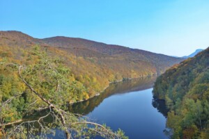 Výhľadová Čertova skala nad Ružínom (354 m n.m.) Výhľadová Čertova skala nad Ružínom (354 m n.m.)