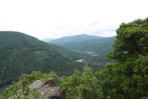Skala Peryň — vyhliadka pod Bujanovom (690-710 m n.m.) Skala Peryň — vyhliadka pod Bujanovom (690-710 m n.m.)