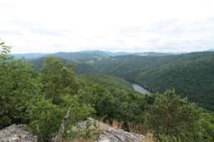 Skala Peryň — vyhliadka pod Bujanovom (690-710 m n.m.) Skala Peryň — vyhliadka pod Bujanovom (690-710 m n.m.)