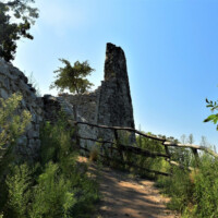 Viniansky hrad ( hrad Vinné ) – zrúcanina Viniansky hrad ( hrad Vinné ) – zrúcanina