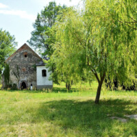 Žulový stĺp a rímskokatolícky kostol sv. Joachima a sv. Anny a zvonica Žulový stĺp a rímskokatolícky kostol sv. Joachima a sv. Anny a zvonica