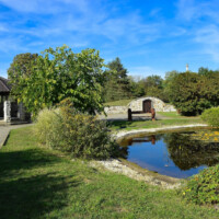 Oddychová zóna so sochami a obecná pivnica v Čerhove s jazierkom, Fotograf: Jozef Mareček (https://www.facebook.com/jozef.marecek.94 Oddychová zóna so sochami a obecná pivnica v Čerhove s jazierkom