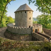 Hrad BUKOVEC – 13 . storočie Obrázok bol vygenerovaný pomocou umelej inteligencie (AI) ako vizualizácia pravdepodobnej podoby hradu.