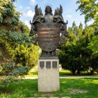 Socha anjela s erbom mesta Košice