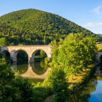 pôvodný viadukt železničnej trate Kysak – Prešov (vygenerované pomocou AI) pôvodný viadukt železničnej trate Kysak – Prešov (vygenerované pomocou AI)