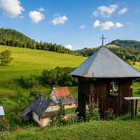 Drevená kaplnka v doline za obcou Poráč Drevená kaplnka v doline za obcou Poráč